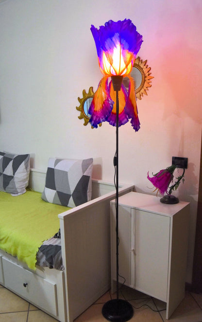 lampada da terra paralume fatto dipinto a mano forma di iris arancio viola in resina - Fiorediluce