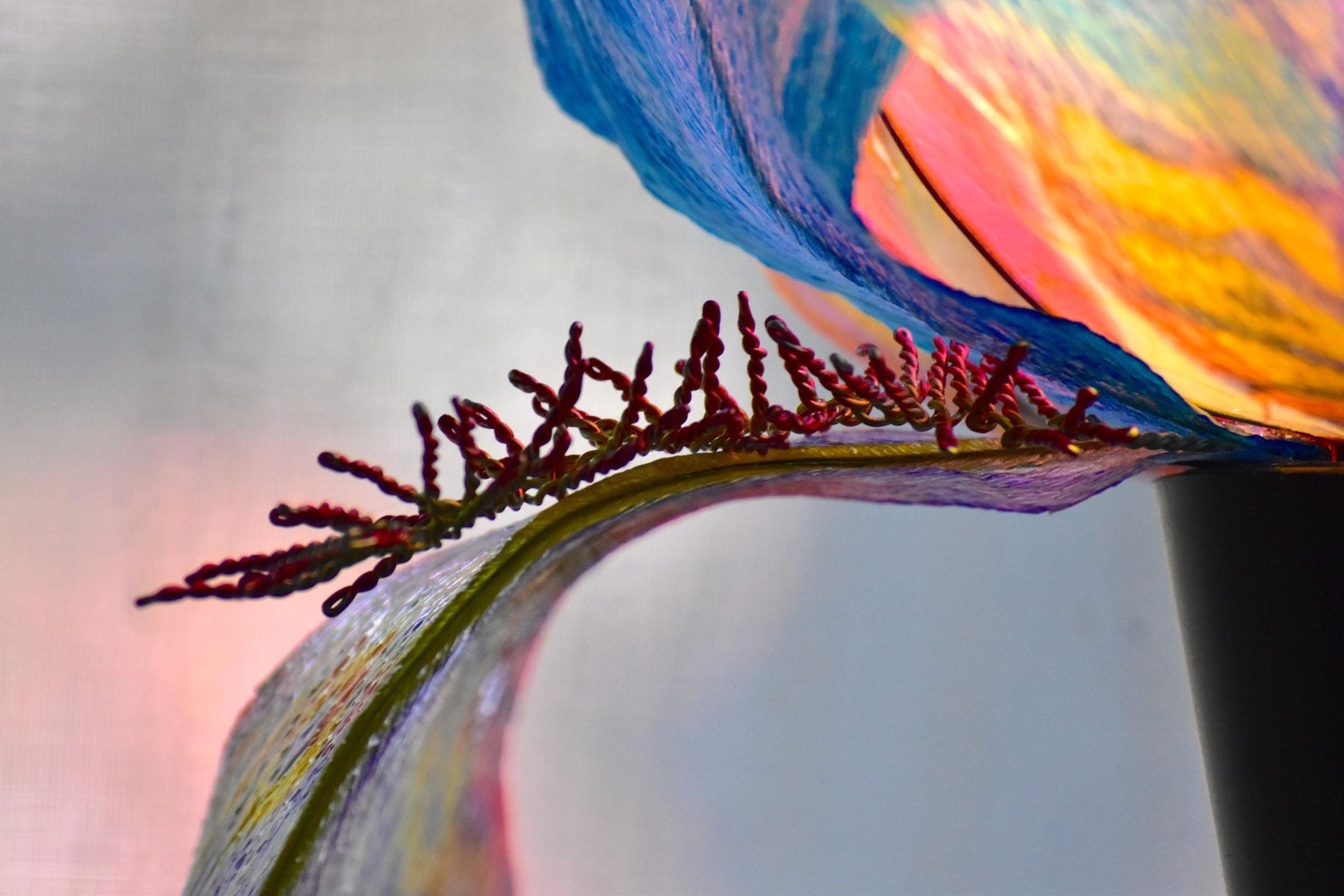 lampada da terra a forma di fiore di iris blu in resina dipinta a mano - Fiorediluce