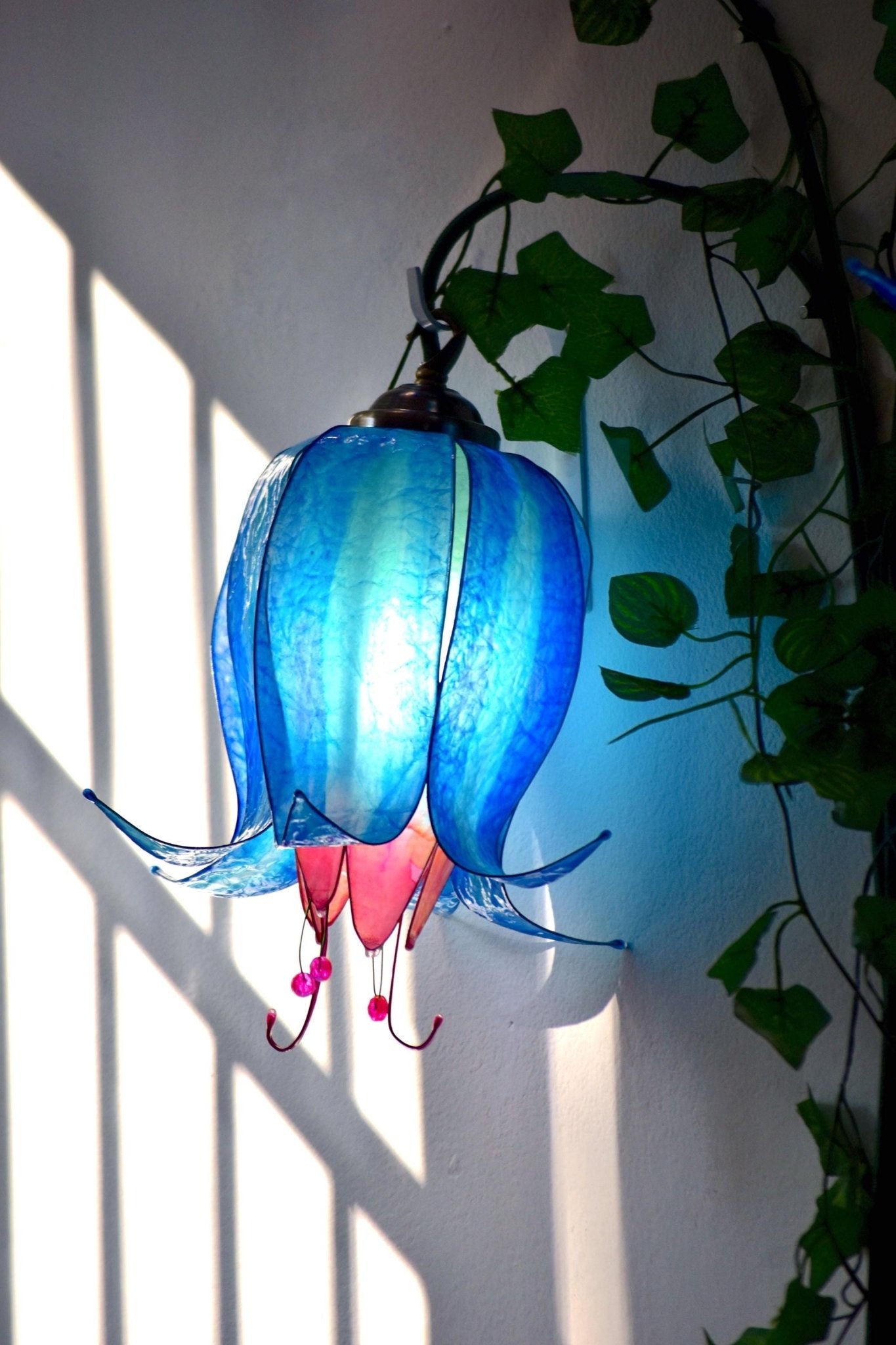 lampada da muro 4 fiori blu rampicanti in resina illuminazione romantica unica - Fiorediluce