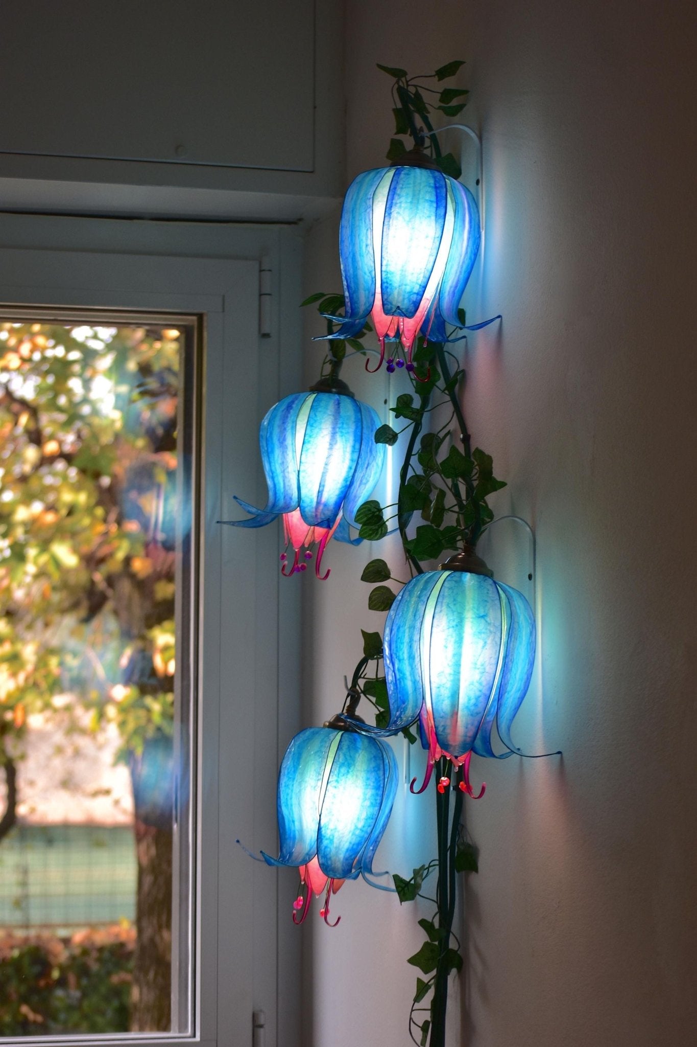 lampada da muro 4 fiori blu rampicanti in resina illuminazione romantica unica - Fiorediluce