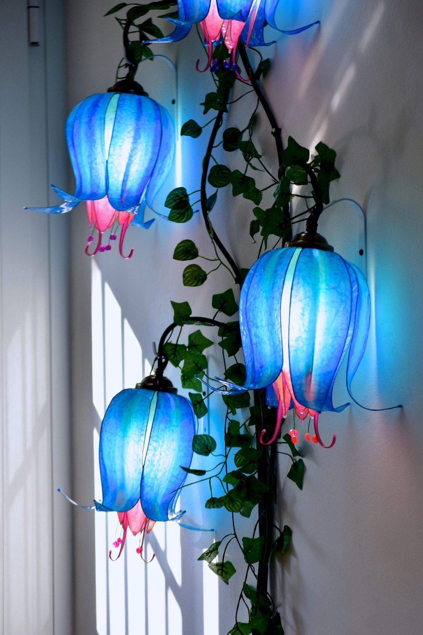 lampada da muro 4 fiori blu rampicanti in resina illuminazione romantica unica - Fiorediluce