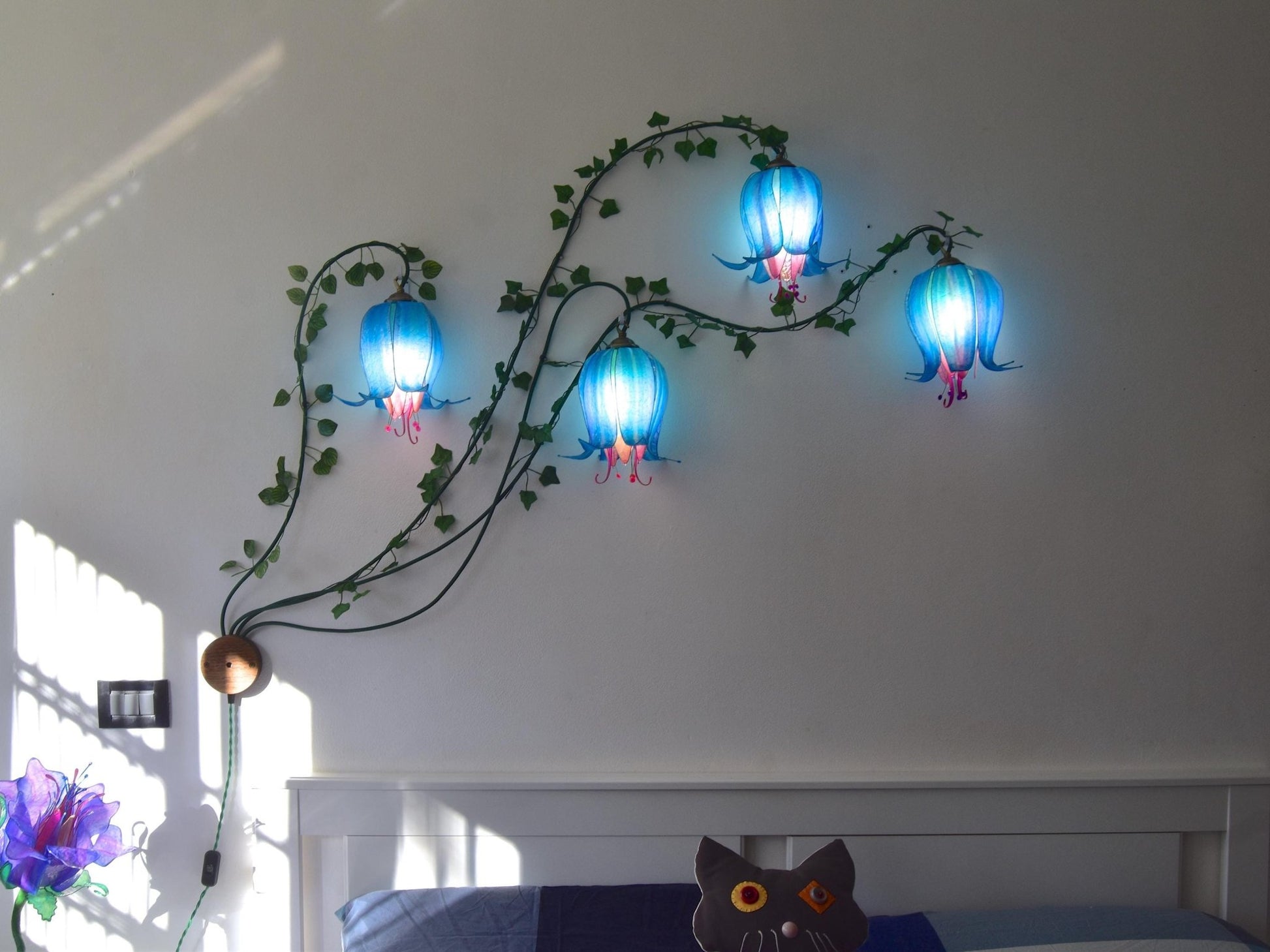 lampada da muro 4 fiori blu rampicanti in resina illuminazione romantica unica - Fiorediluce
