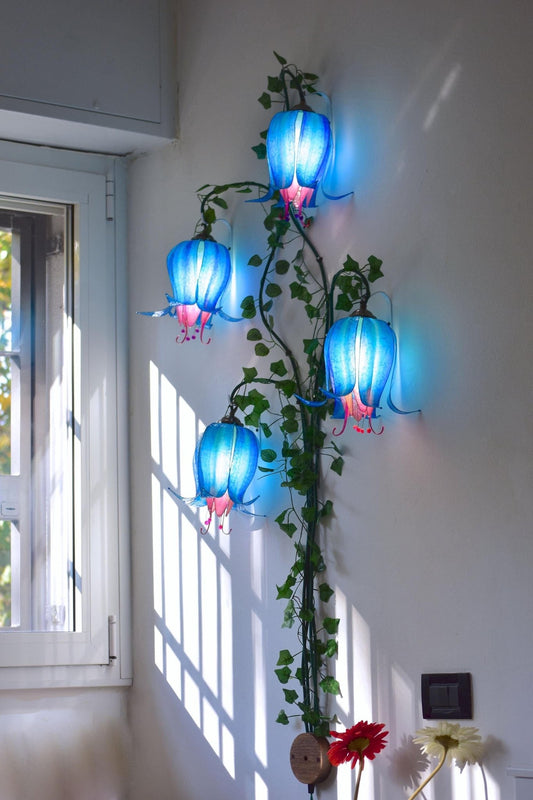 lampada da muro 4 fiori blu rampicanti in resina illuminazione romantica unica - Fiorediluce