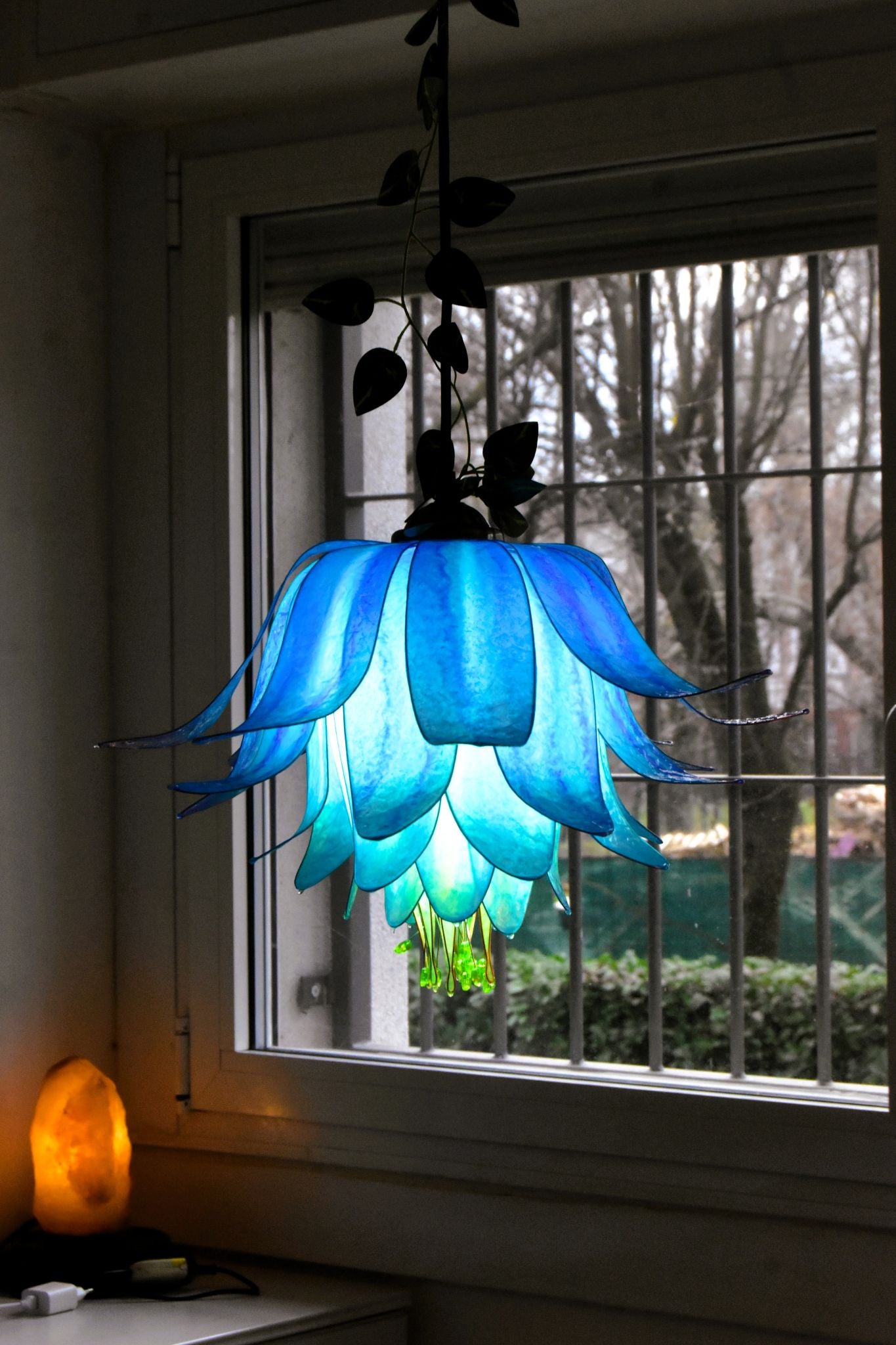 Lampadario a 2 fiori rosa e azzurro in resina, pezzo unico di artigianato artistico colorato - Fiorediluce