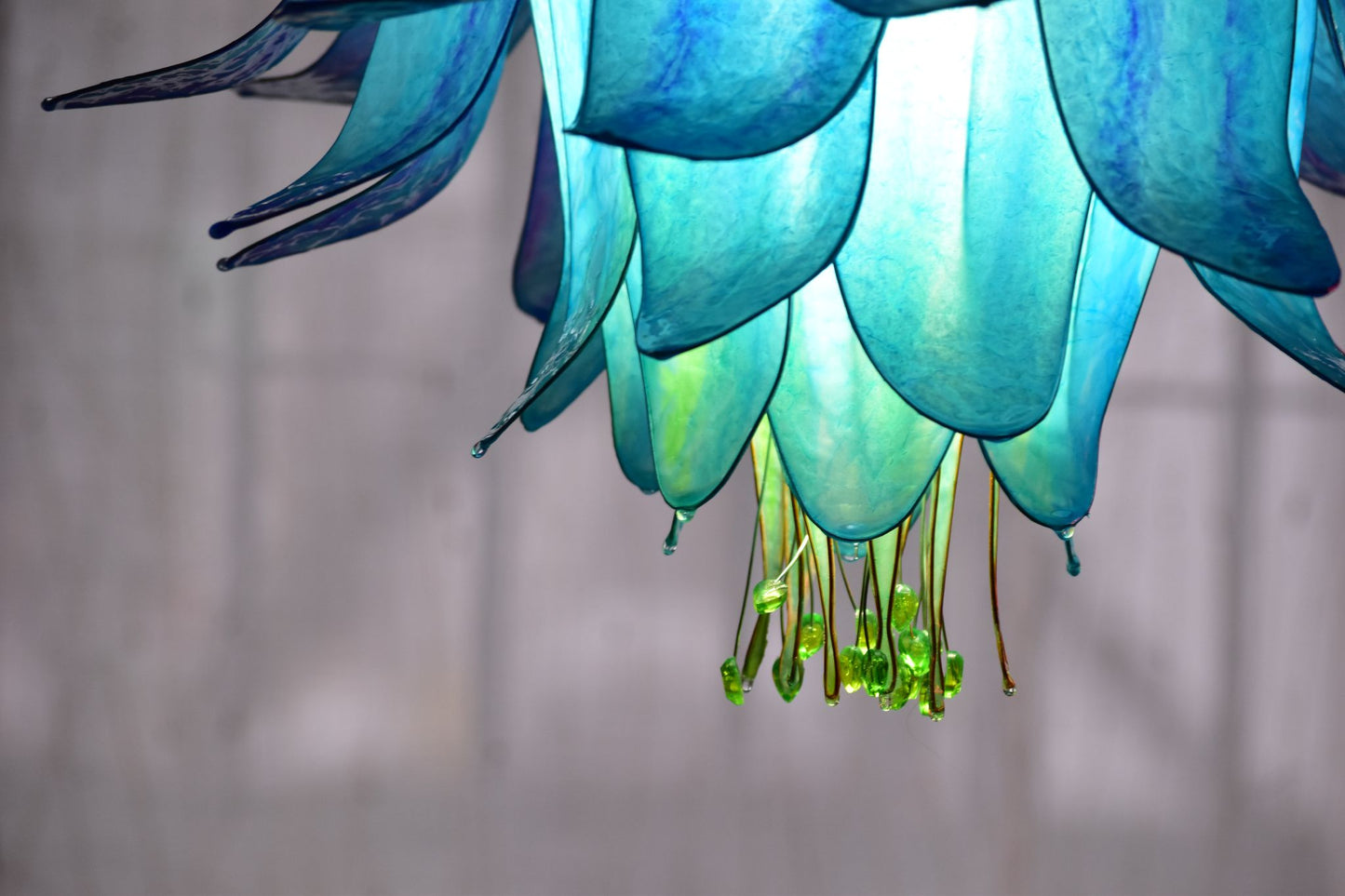 Lampadario a 2 fiori rosa e azzurro in resina, pezzo unico di artigianato artistico colorato - Fiorediluce