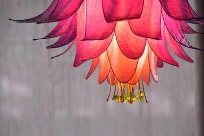 Lampadario a 2 fiori rosa e azzurro in resina, pezzo unico di artigianato artistico colorato - Fiorediluce