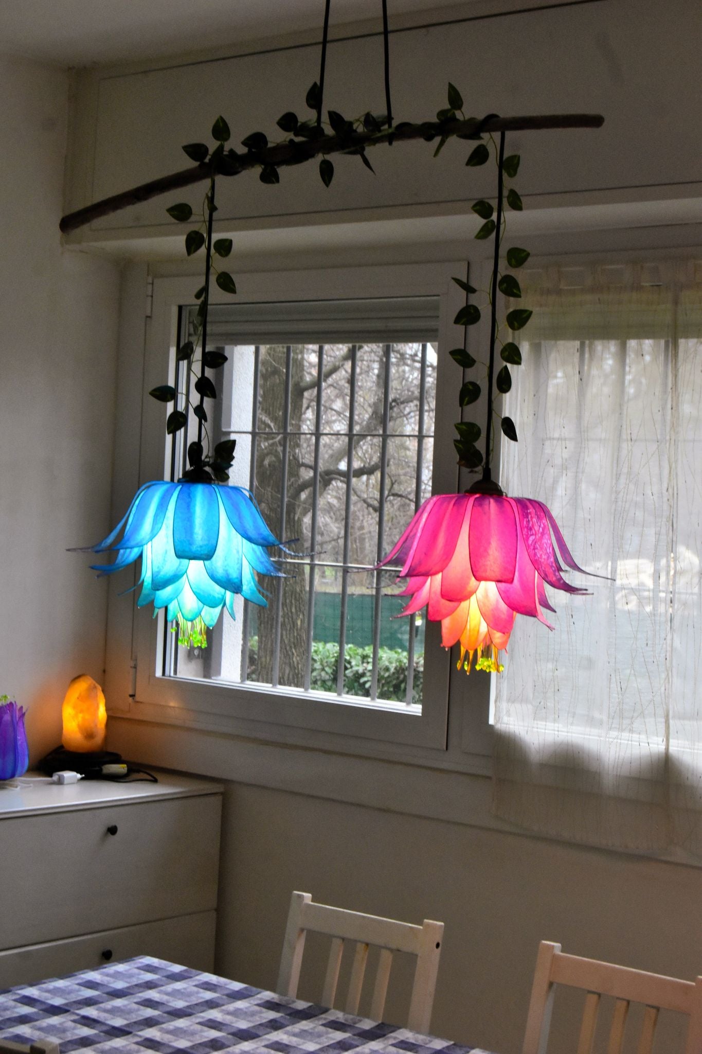 Lampadario a 2 fiori rosa e azzurro in resina, pezzo unico di artigianato artistico colorato - Fiorediluce