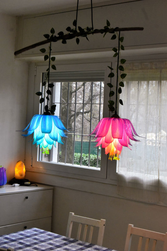 Lampadario a 2 fiori rosa e azzurro in resina, pezzo unico di artigianato artistico colorato - Fiorediluce