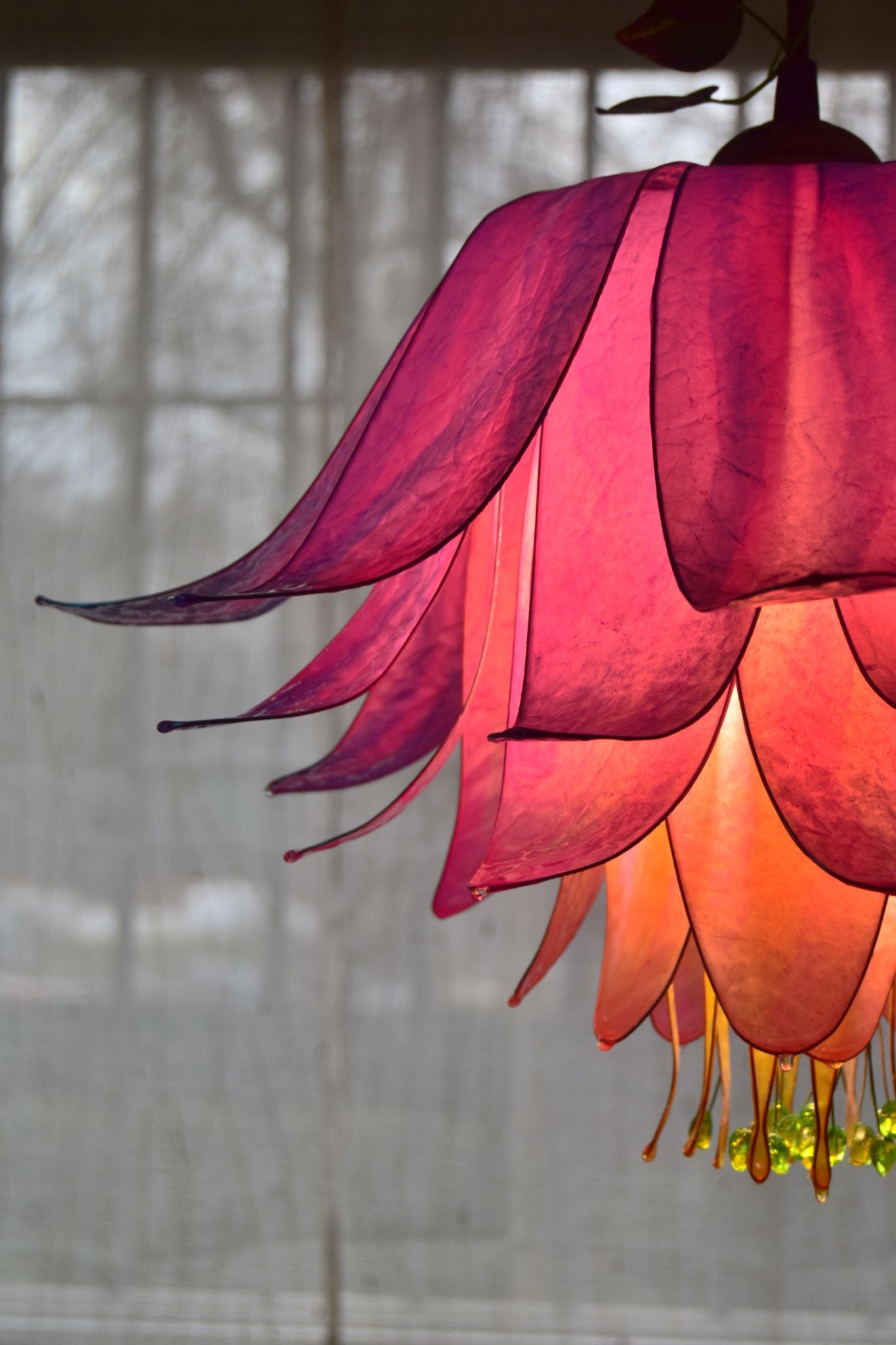 Lampadario a 2 fiori rosa e azzurro in resina, pezzo unico di artigianato artistico colorato - Fiorediluce