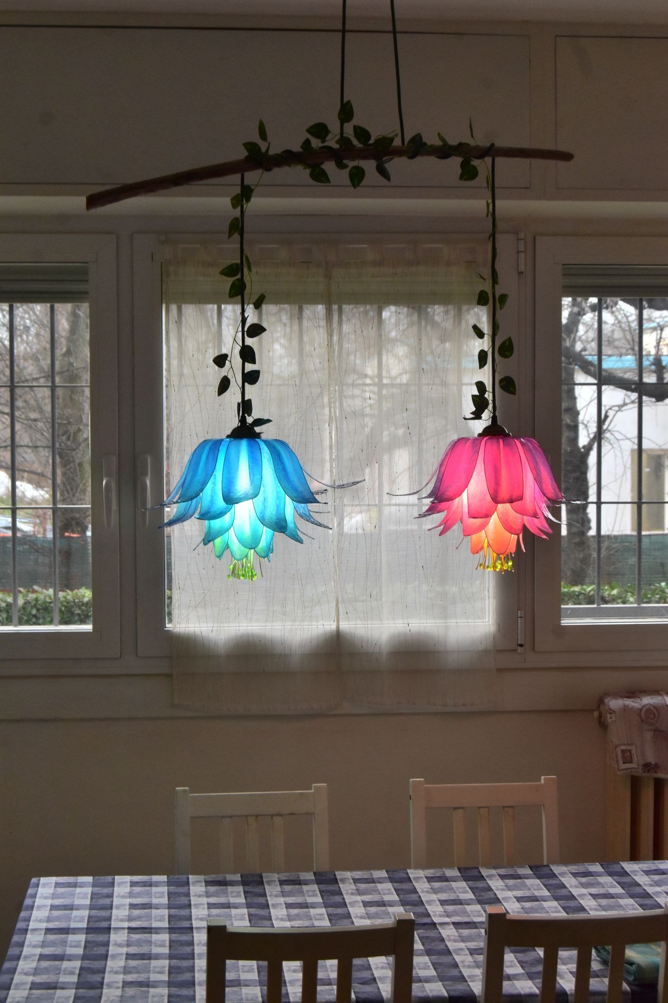 Lampadario a 2 fiori rosa e azzurro in resina, pezzo unico di artigianato artistico colorato - Fiorediluce