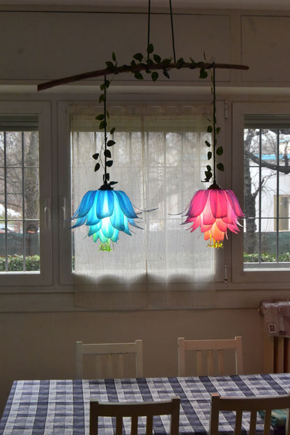 Lampadario a 2 fiori rosa e azzurro in resina, pezzo unico di artigianato artistico colorato - Fiorediluce