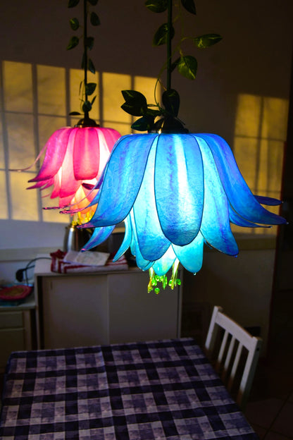Lampadario a 2 fiori rosa e azzurro in resina, pezzo unico di artigianato artistico colorato - Fiorediluce