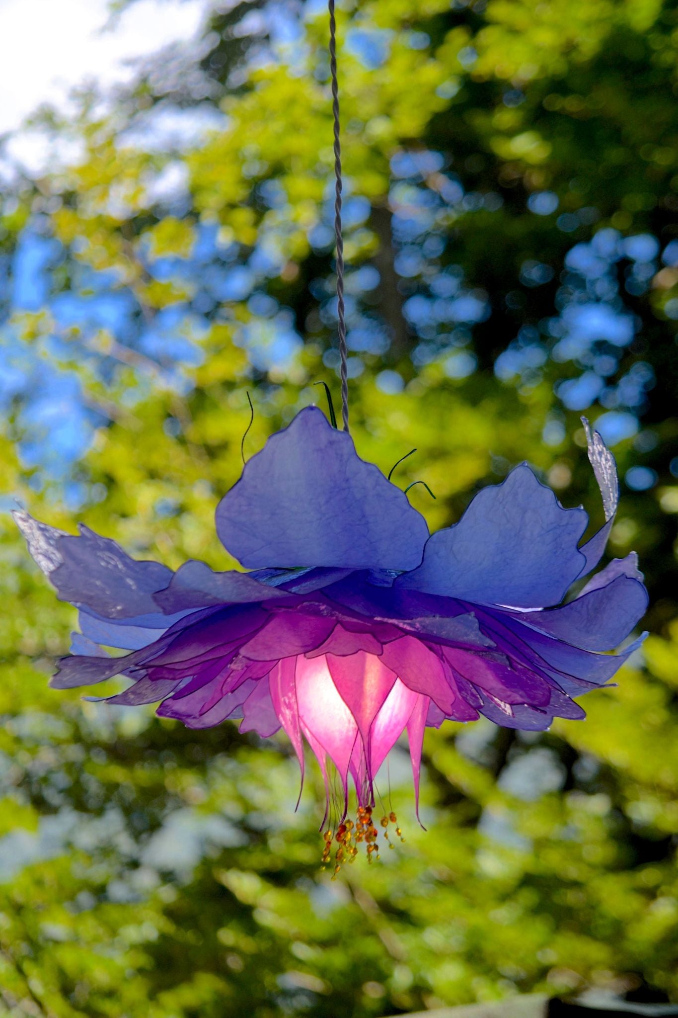 Lampada sospensione fiore viola rosa con 56 petali fatto e dipinto a mano - Fiorediluce