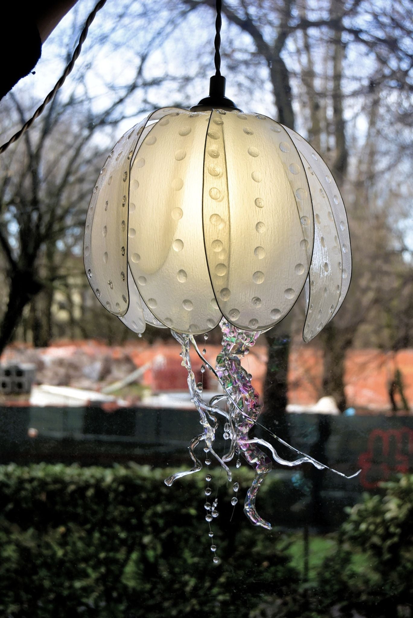 Lampada a sospensione a forma di medusa bianca con tentacoli variopinti - Fiorediluce