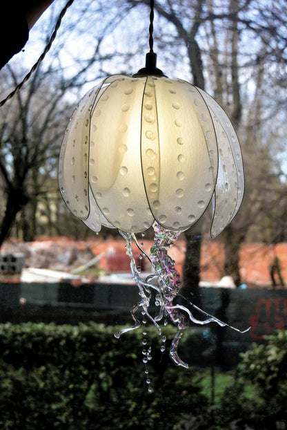 Lampada a sospensione a forma di medusa bianca con tentacoli variopinti - Fiorediluce