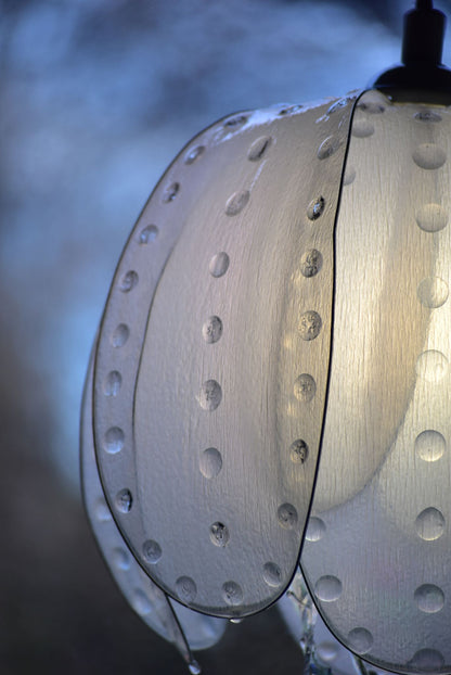 Lampada a sospensione a forma di medusa bianca con tentacoli variopinti - Fiorediluce