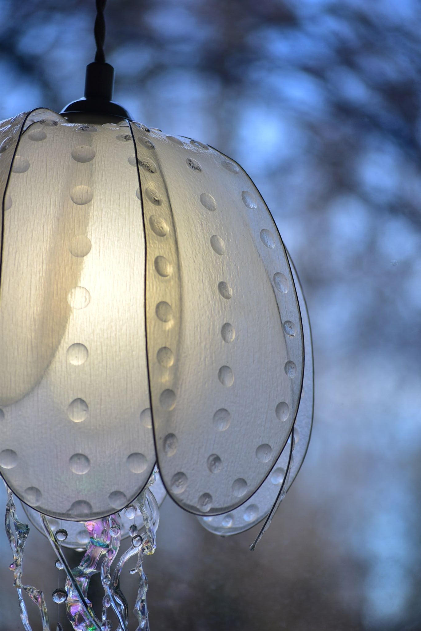 Lampada a sospensione a forma di medusa bianca con tentacoli variopinti - Fiorediluce