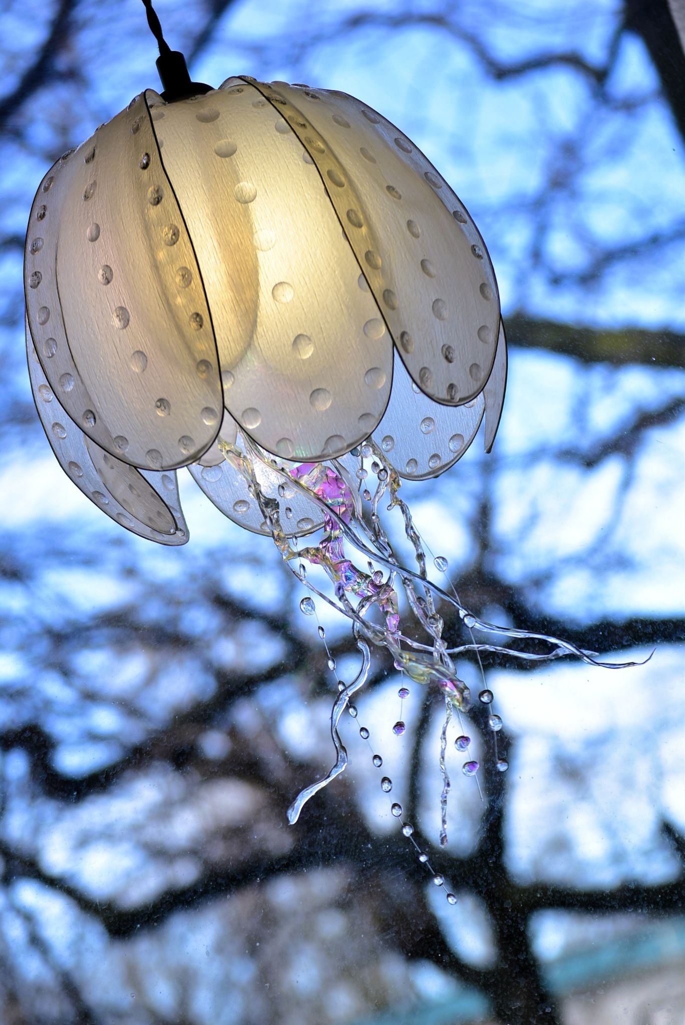 Lampada a sospensione a forma di medusa bianca con tentacoli variopinti - Fiorediluce
