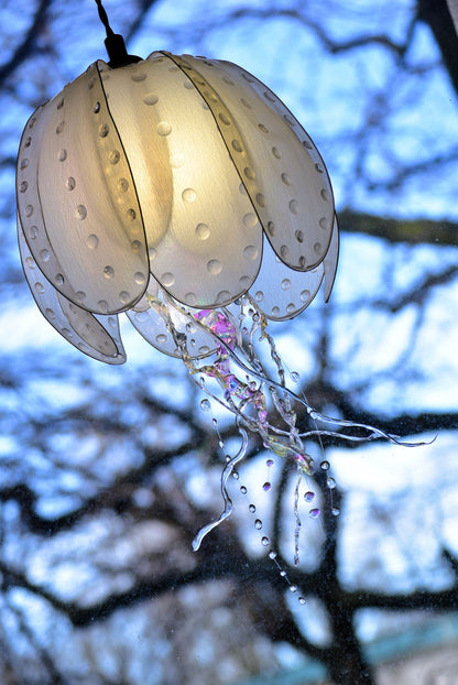 Lampada a sospensione a forma di medusa bianca con tentacoli variopinti - Fiorediluce