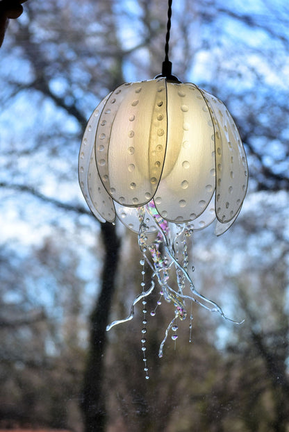 Lampada a sospensione a forma di medusa bianca con tentacoli variopinti - Fiorediluce