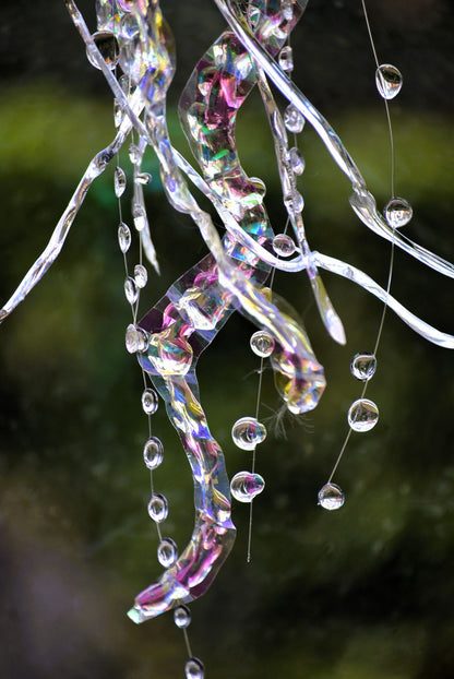 Lampada a sospensione a forma di medusa bianca con tentacoli variopinti - Fiorediluce