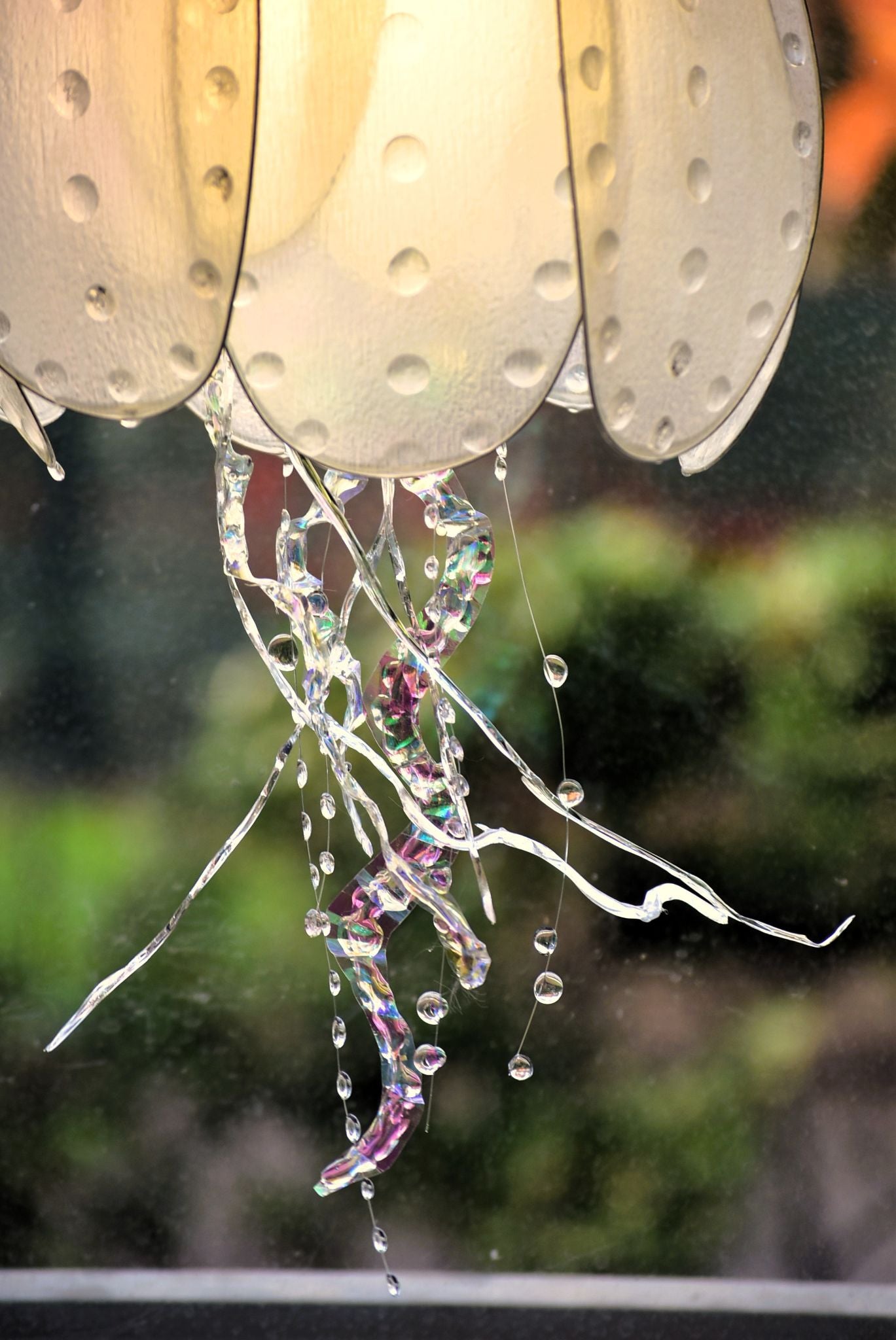 Lampada a sospensione a forma di medusa bianca con tentacoli variopinti - Fiorediluce