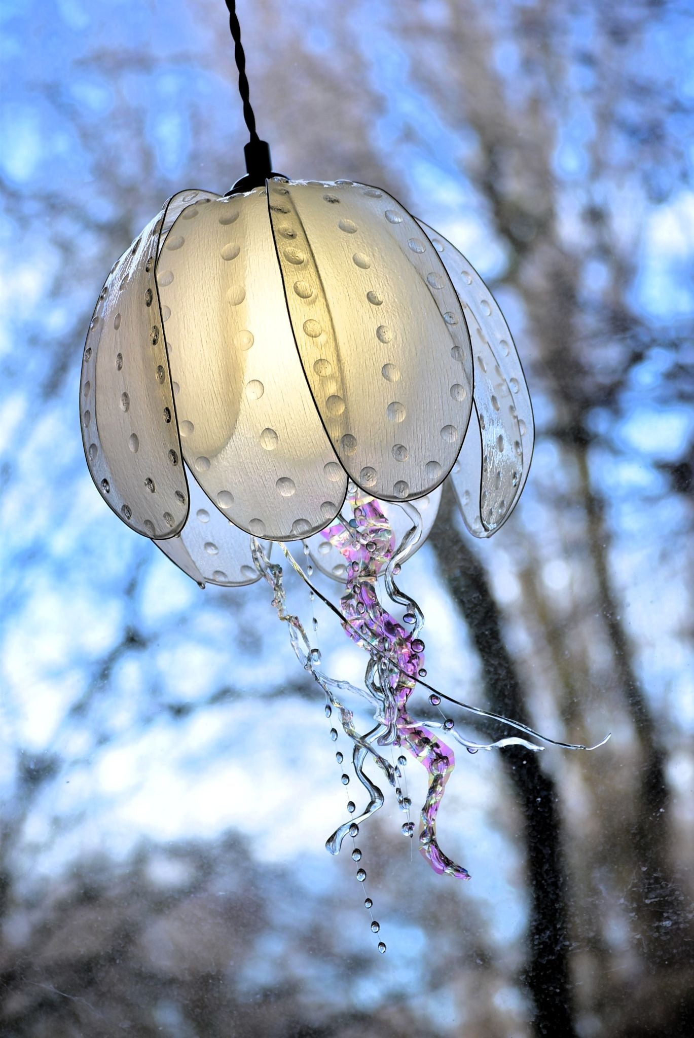 Lampada a sospensione a forma di medusa bianca con tentacoli variopinti - Fiorediluce