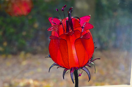 lampada da tavolo fiore rosso: pezzo unico di illuminazione fatto e dipinto a mano - Fiorediluce