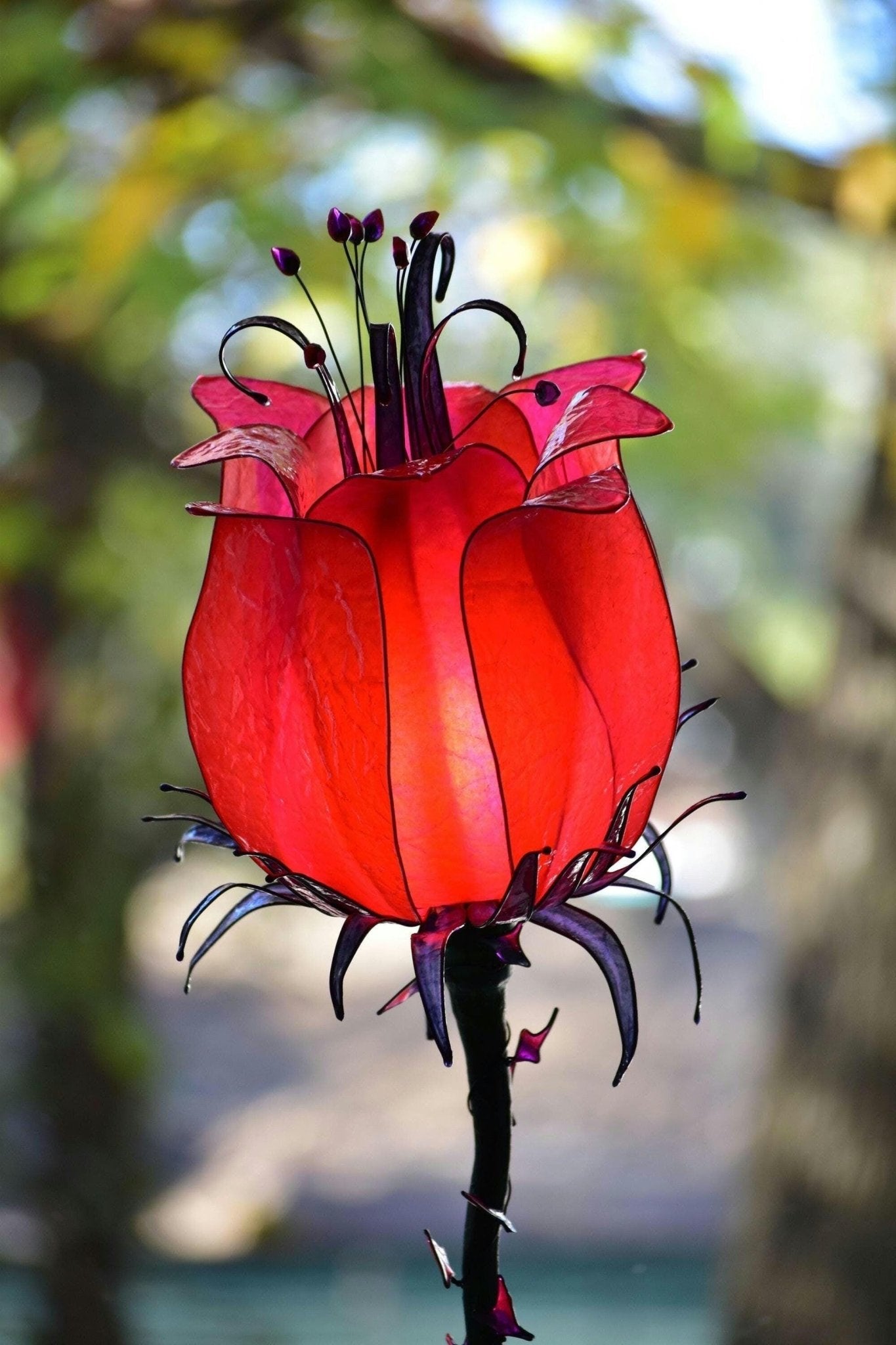 lampada da tavolo fiore rosso: pezzo unico di illuminazione fatto e dipinto a mano - Fiorediluce