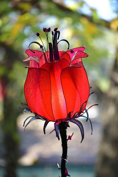 lampada da tavolo fiore rosso: pezzo unico di illuminazione fatto e dipinto a mano - Fiorediluce