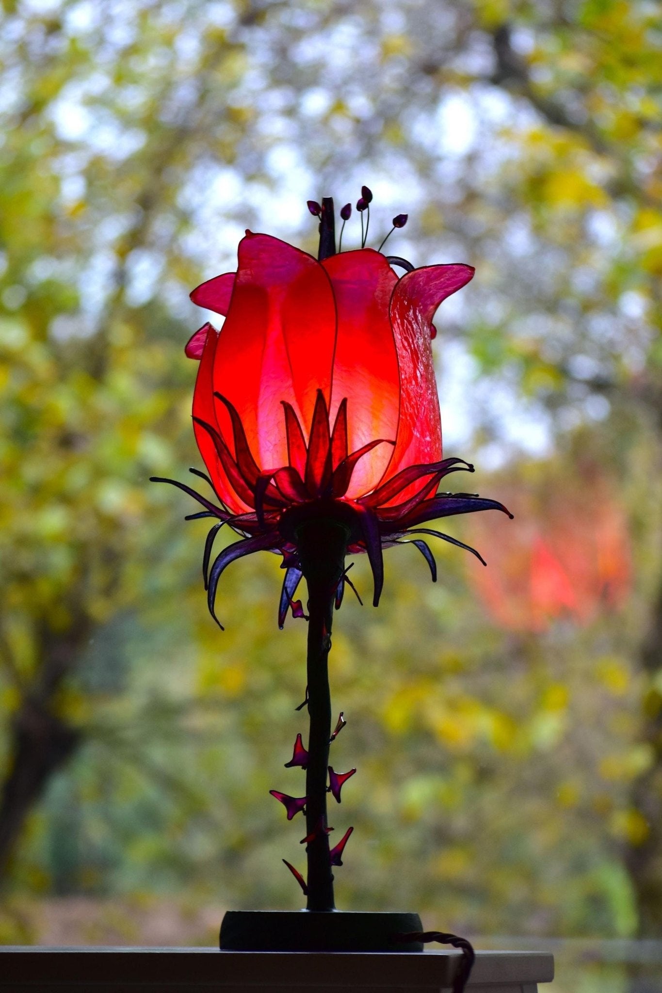 lampada da tavolo fiore rosso: pezzo unico di illuminazione fatto e dipinto a mano - Fiorediluce