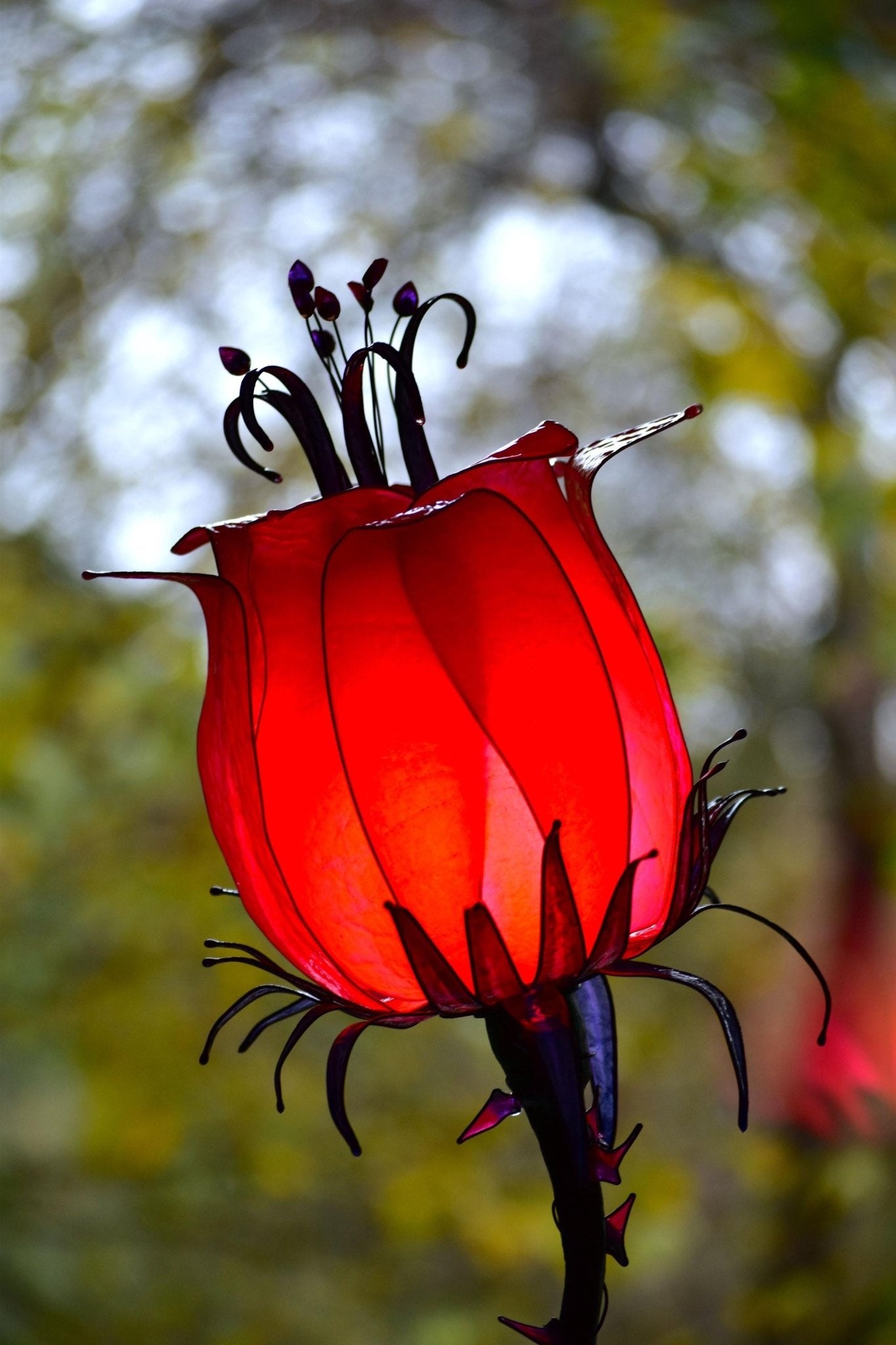 lampada da tavolo fiore rosso: pezzo unico di illuminazione fatto e dipinto a mano - Fiorediluce