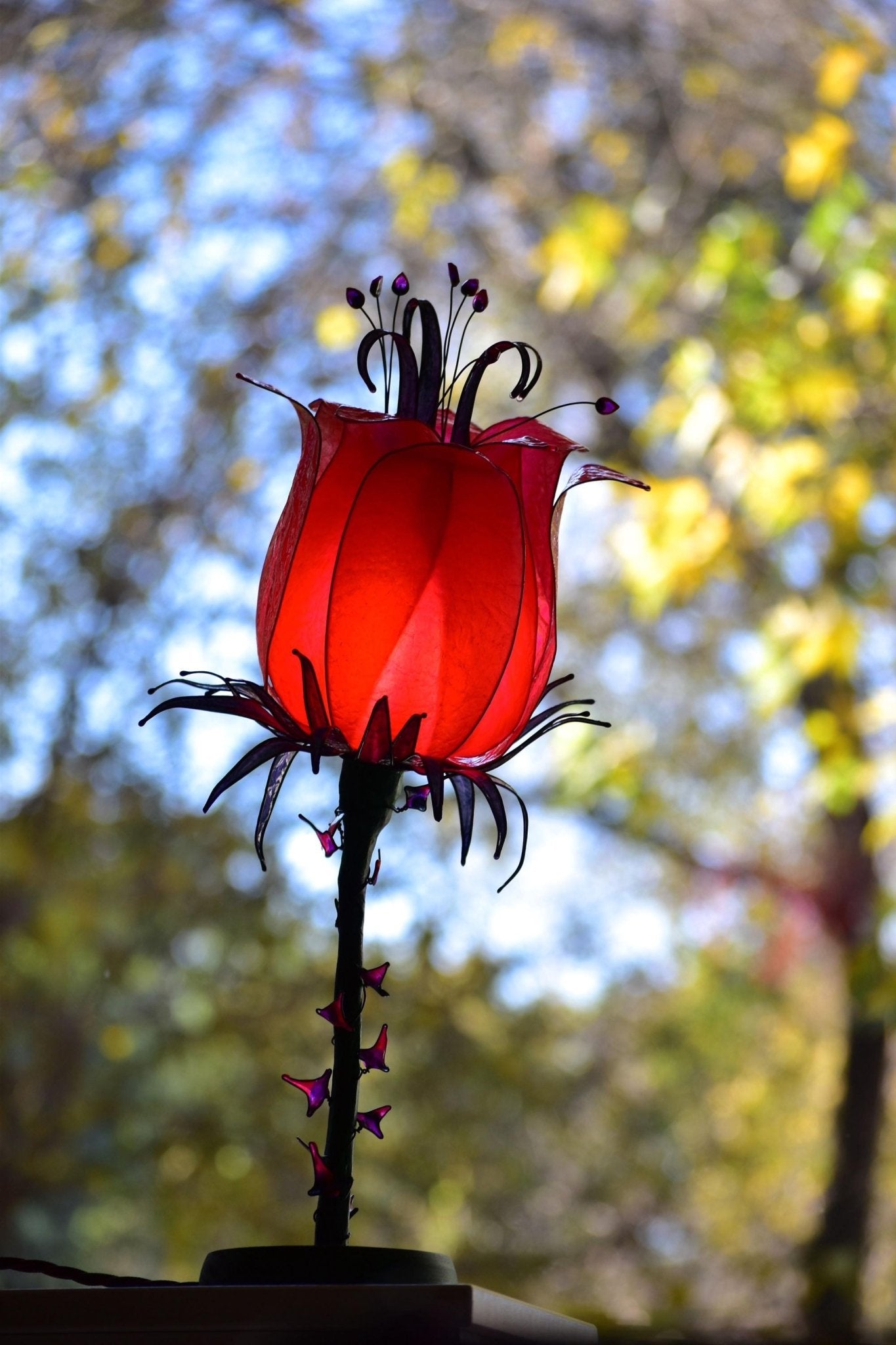 lampada da tavolo fiore rosso: pezzo unico di illuminazione fatto e dipinto a mano - Fiorediluce