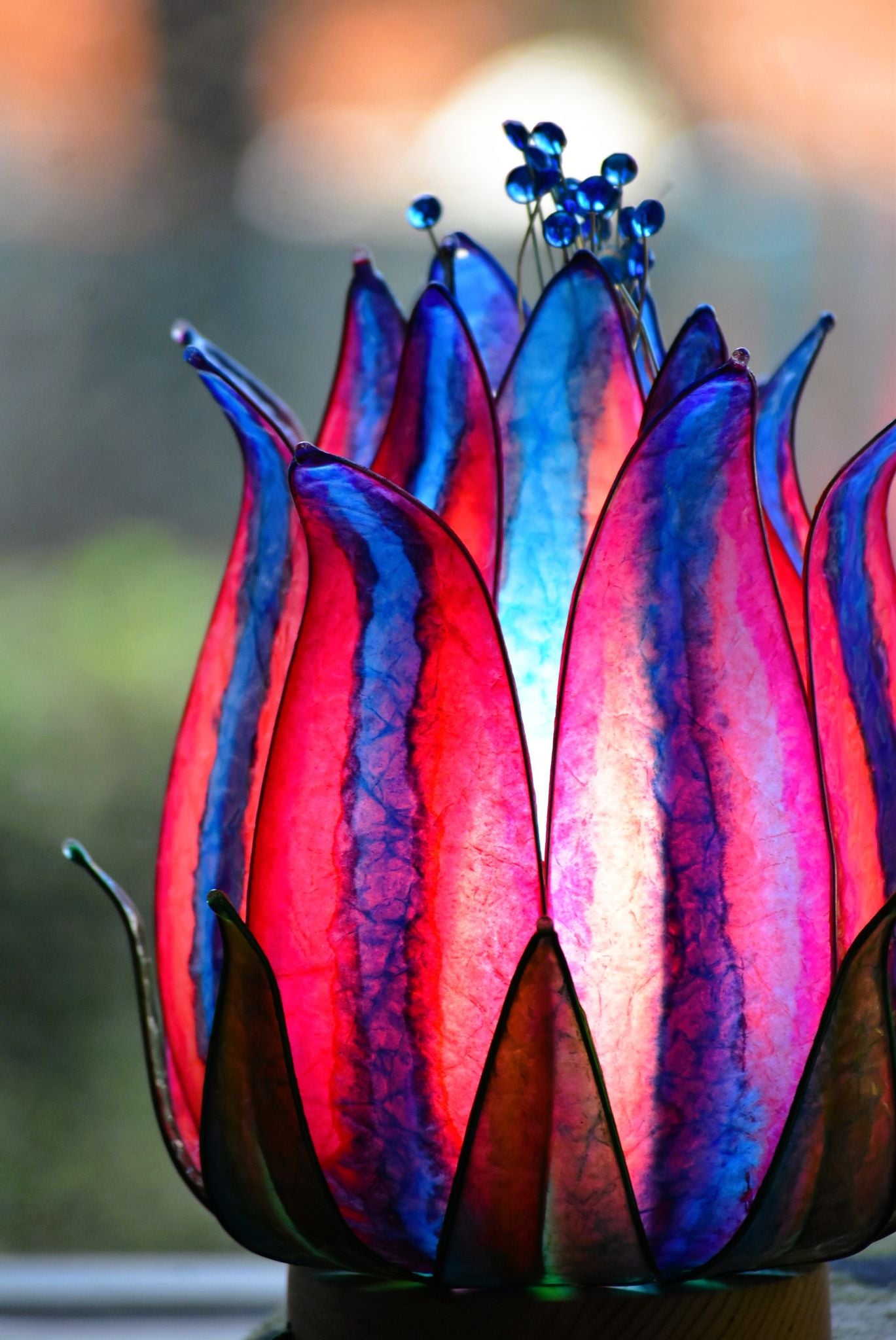 Lampada da tavolo loto blu e rosso fatta e dipinta a mano - Fiorediluce