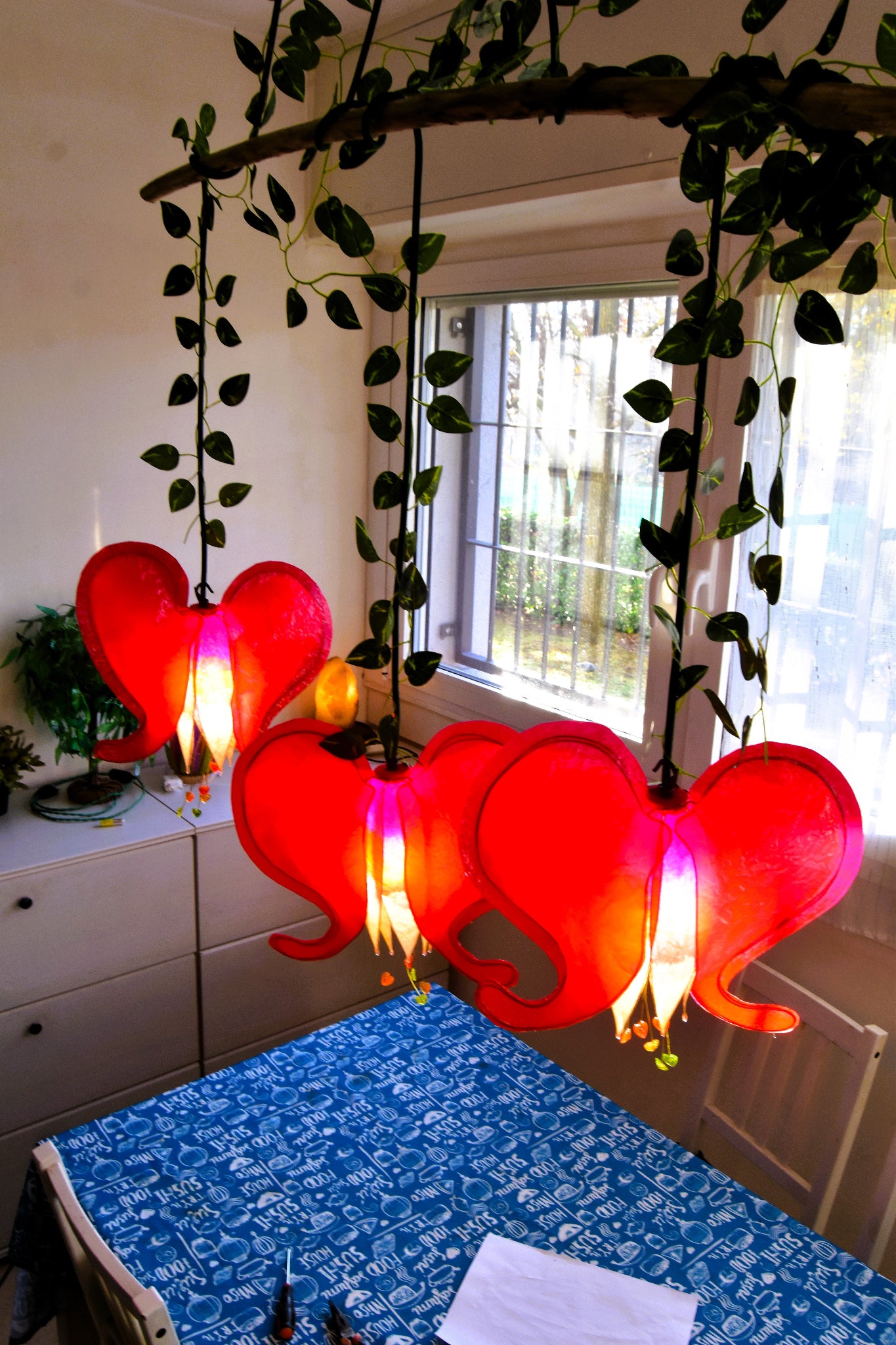 lampadario a 3 luci fiore rosso cuore sanguinante, illuminazione artigianale in resina - Fiorediluce