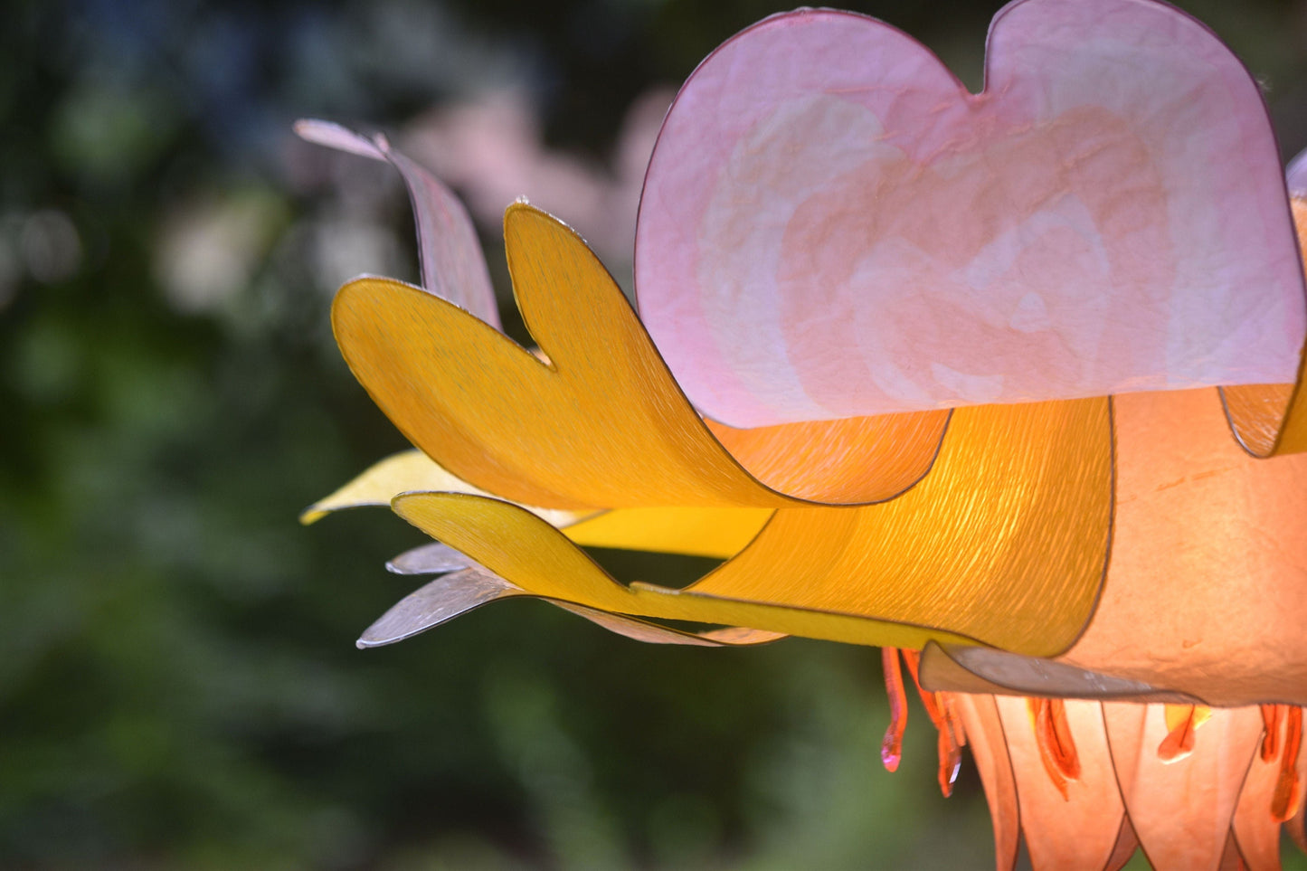 lampada sospensione per arredamento floreale in resina giallo e rosa pesca - Fiorediluce