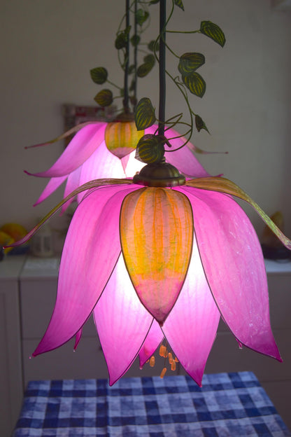 lampada sospensione 3 luci in resina a forma fiore rosa per ambiente romantico - Fiorediluce