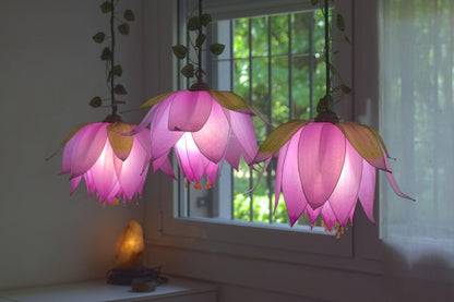 lampada sospensione 3 luci in resina a forma fiore rosa per ambiente romantico - Fiorediluce