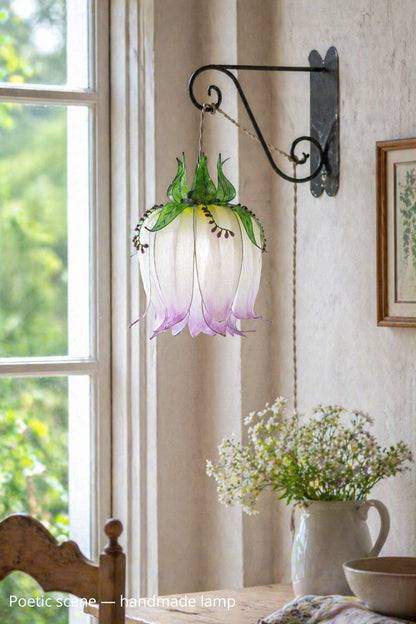 Lampada da muro forma di bocciolo di fiore bianco viola in resina dipinta a mano - Fiorediluce