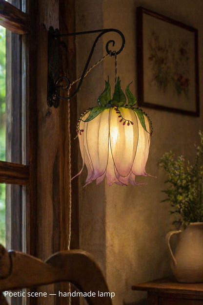 Lampada da muro forma di bocciolo di fiore bianco viola in resina dipinta a mano - Fiorediluce