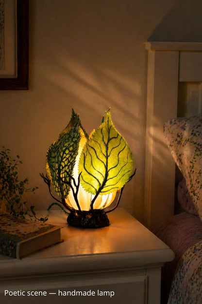 Lampada da tavolo artigianale con foglie verdi grandi in resina - Fiorediluce