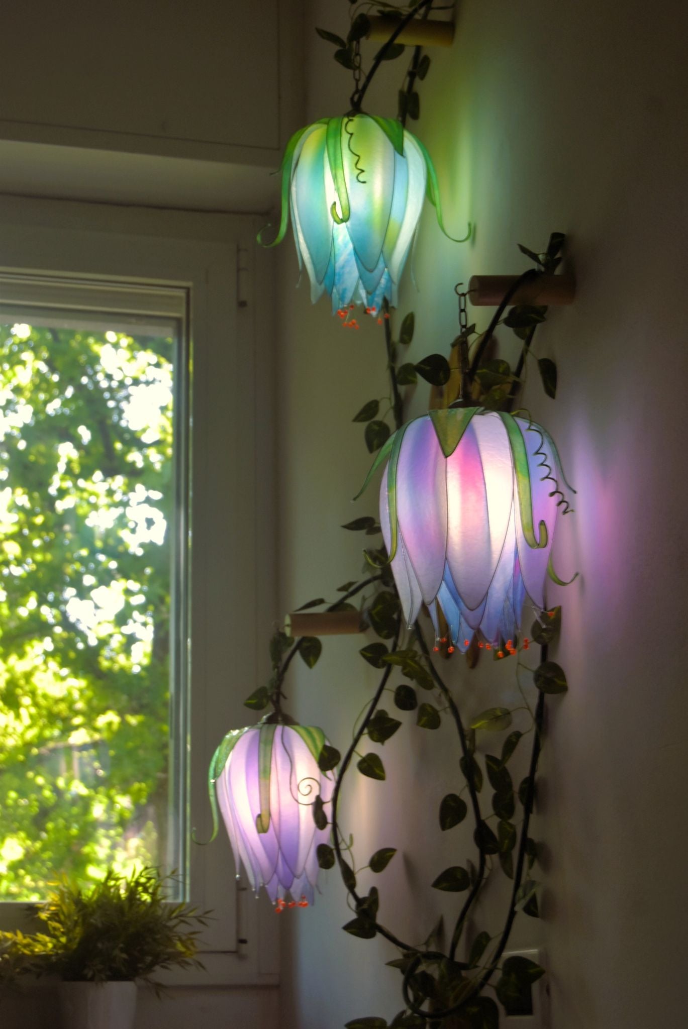 lampada da parete 3 luci forma di fiori rampicanti fatta dipinta a mano - Fiorediluce