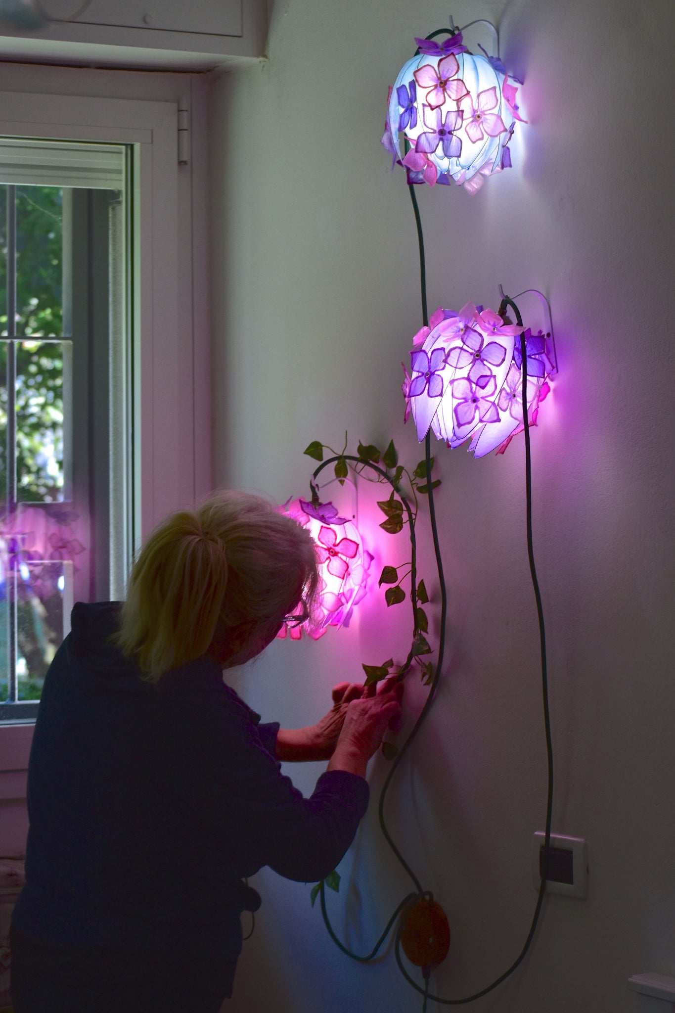 lampada floreale artigianale in resina 3 boccioli a sospensione - Fiorediluce