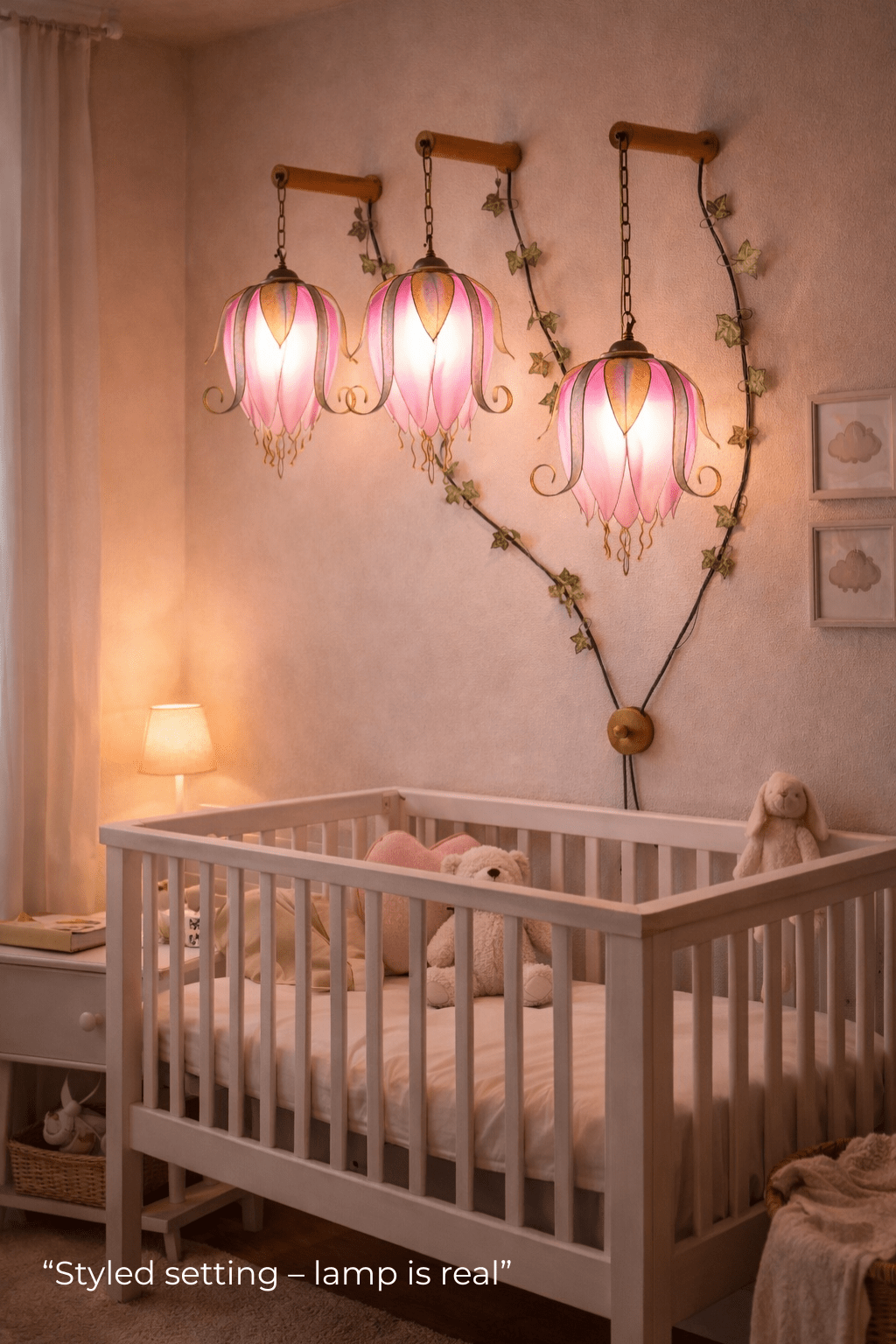 lampada da parete a 3 luci a forma di boccioli luminosi di fiori rosa rampicanti - Fiorediluce